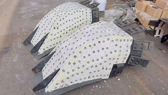 鋼廠抓取小料斗襯瓷施工